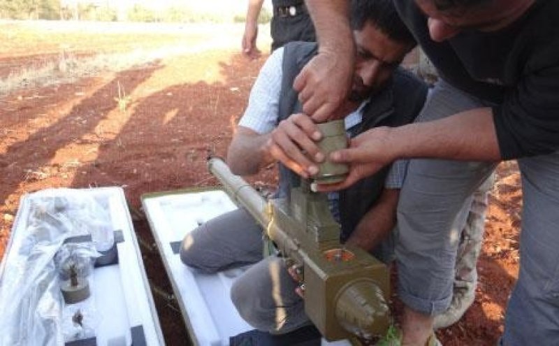 المجموعات المسلحة تنتج يومياً ما بين 70 إلى 80 ألف برميل نفط (الأناضول)