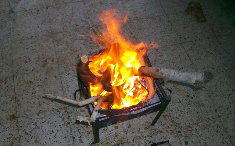 الكهرباء والحطب.. والوعود الحكومية