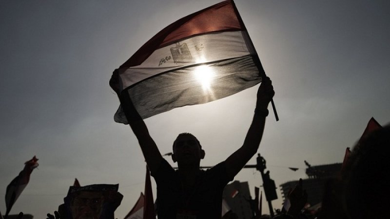 قبضات شعب مصر تدق جدران الخزان