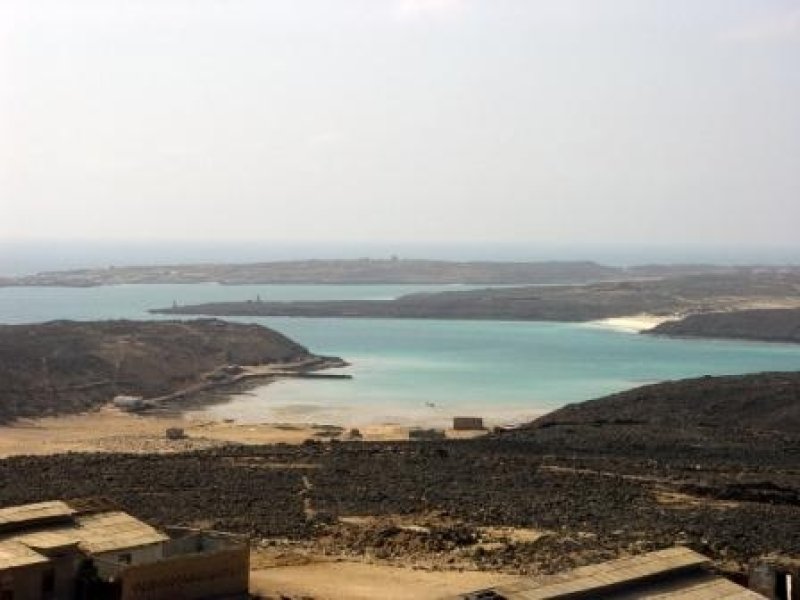 عينٌ على باب المندب