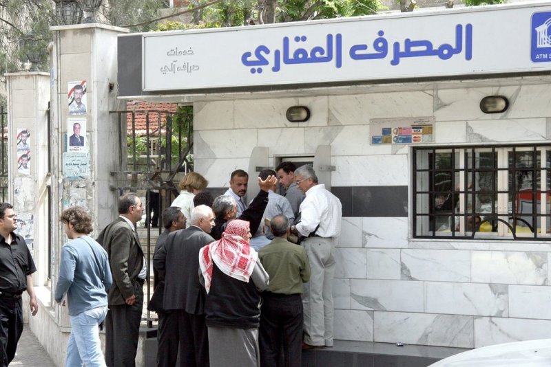 الصرافات الآلية.. ازدحام يطول لأجل (الراتب) الشحيح!