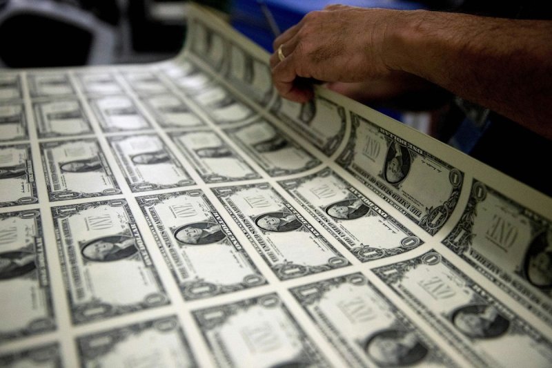 الدولار المتراجع والعملات الوطنية: تعددية قطبية أم لا قطبية؟