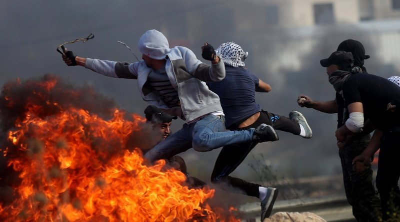 الصهيوني ينتقم من الحجر بالرصاص الحيّ